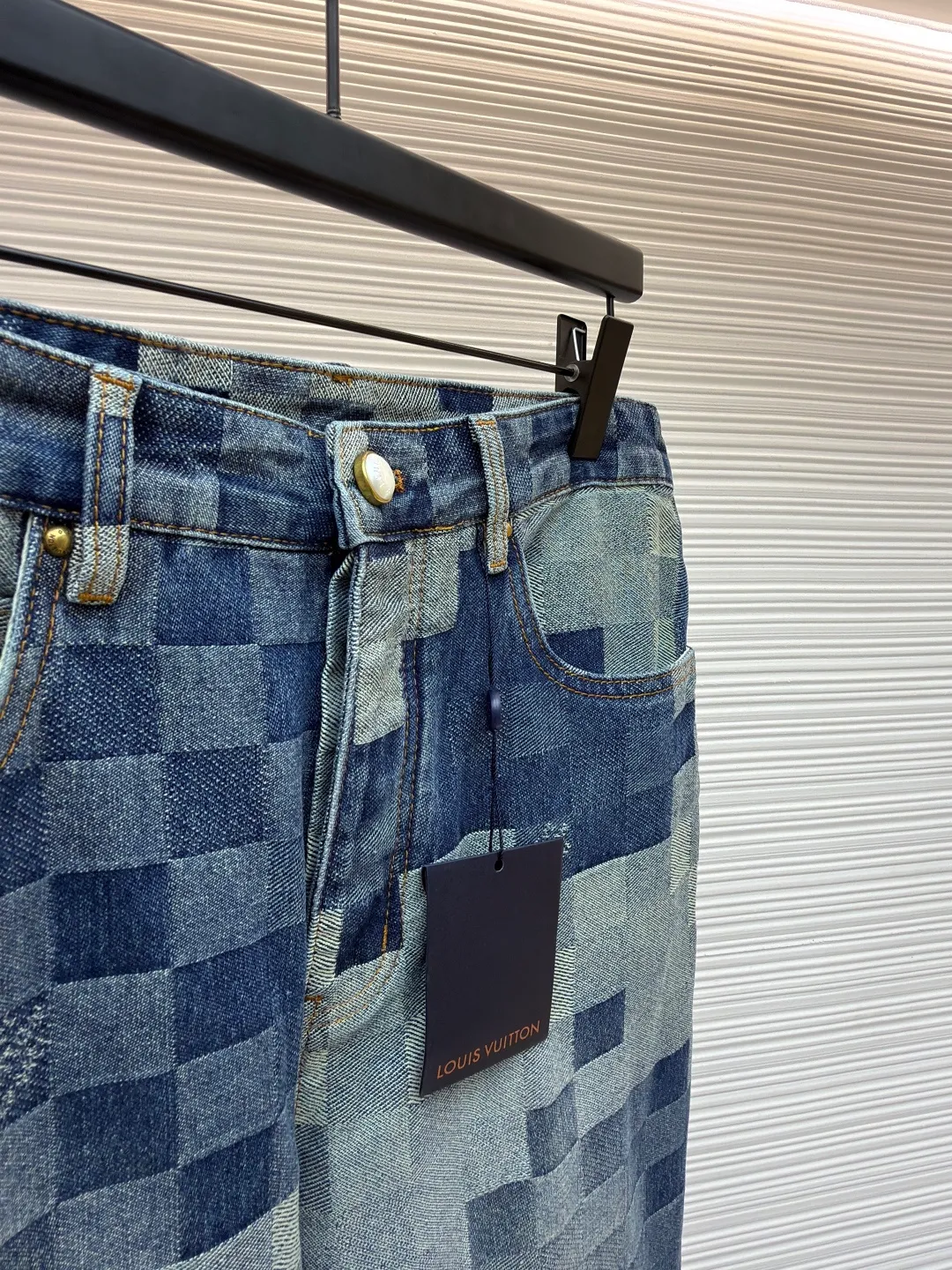 LOUIS VUITTON checkerboard mosaic denim trousers ●Authentic product: 15,000 purchased and developed ●Item number: 1680885-B40 ●Fabric: denim fabric ●Technology: Jacquard technology ●Version: Fitted version ●Size: 30-32-34-36 ●Weight: about 1250g ●Description: Gradient mosaic plaid fabric is developed as it is and the letter jacquard on the denim is restored The minimum order quantity for the pearl hardware laser engraving logo is 6w. The cost of a single pearl button is RMB. The details are processed perfectly. After the garment is ready, the enzyme soaking and washing process is used to make the denim slightly yellowed to show the traces of time. Finally, the buttons are hand-buttoned. Machine equipment cannot be used for buttoning because the button material is pearls. The scrap rate of machine buttoning is 40%. The 13 pearl buttons on the whole body are all hand-buttoned. Unreplicable works of art pay tribute to Fei Dong. The overall wiring is straight and delicate, the fabric is comfortable and soft, and the color is consistent without color difference. It can be matched with the same style to create a fashionable look and control various occasions. Customized accessories, complete with three standards, same style for men and women!